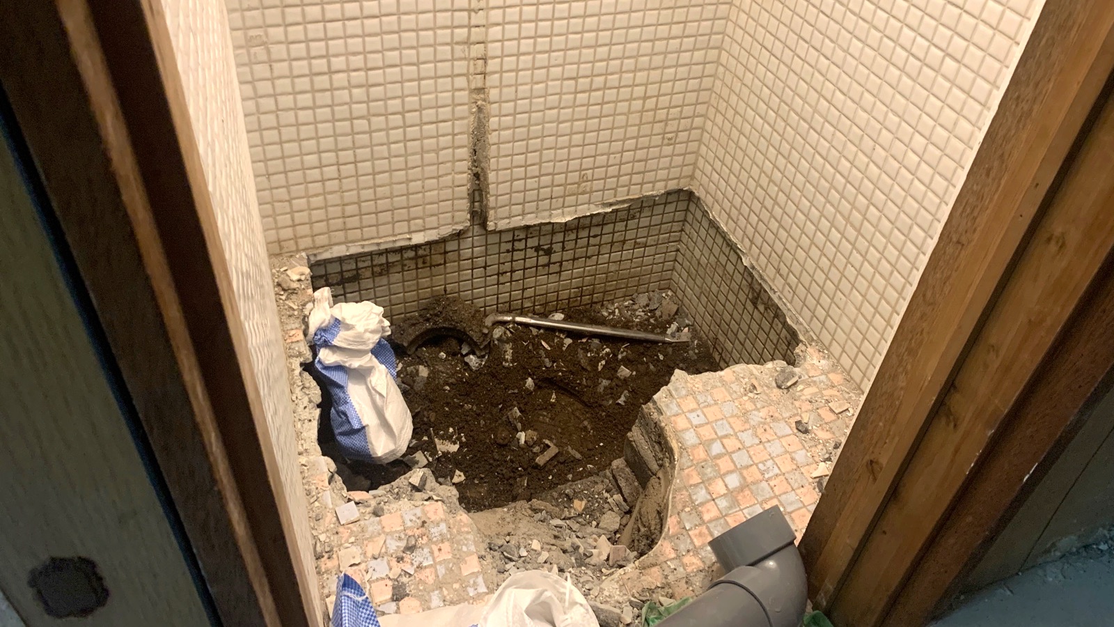 トイレ撤去と給排水管の移設