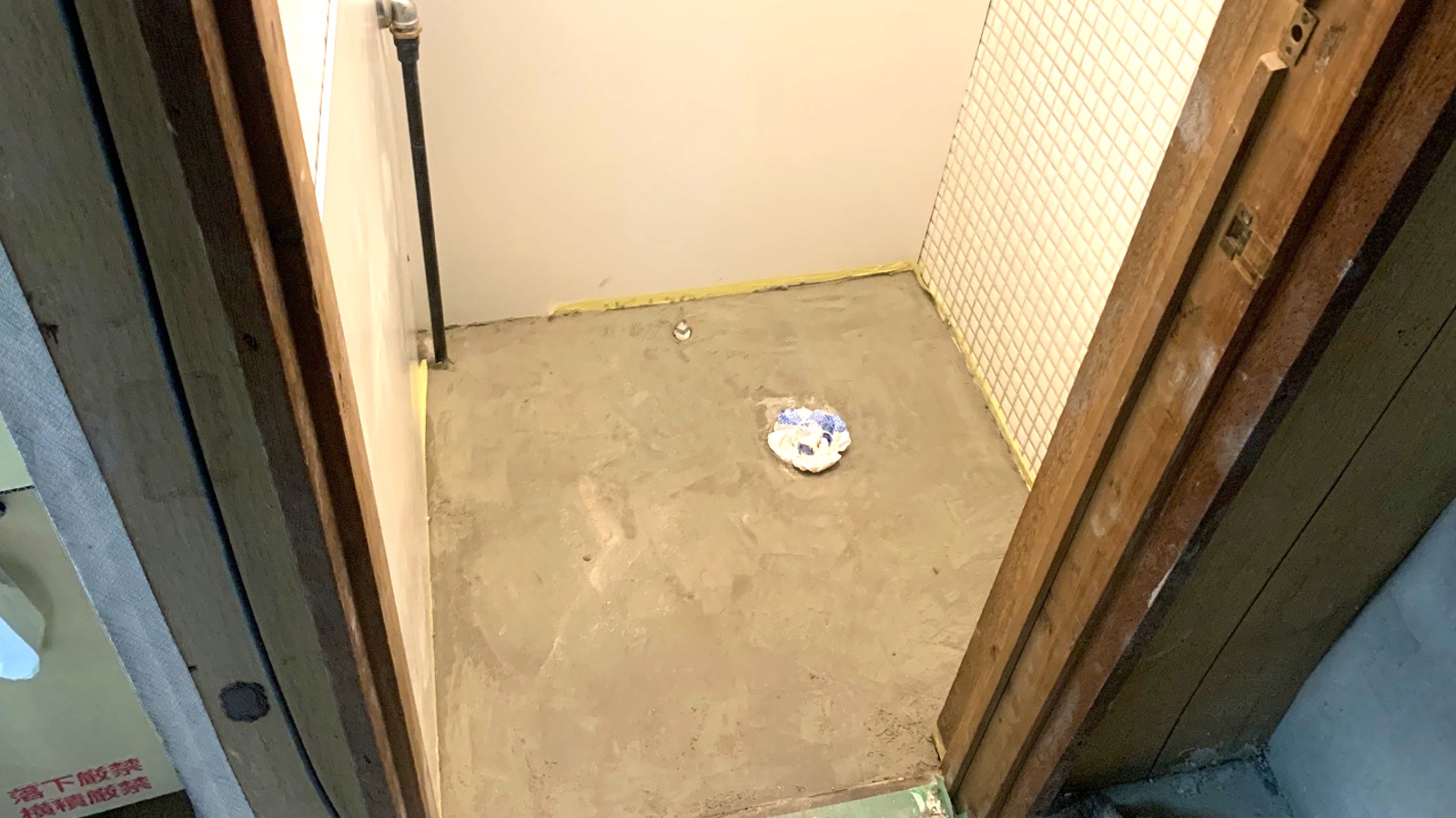 トイレの土間作りと床内装